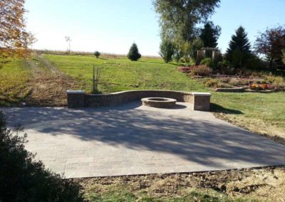 firepit-with-curved-retaining-wall-stoned-paved-patio-004
