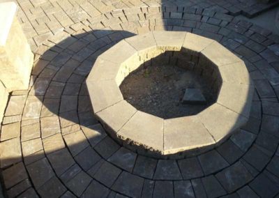 firepit-with-curved-retaining-wall-stoned-paved-patio-005