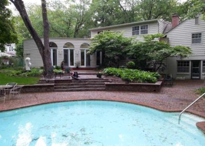 stone-capped-retaining-wall-with-stairs-00