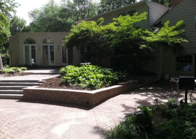 stone-capped-retaining-wall-with-stairs-003