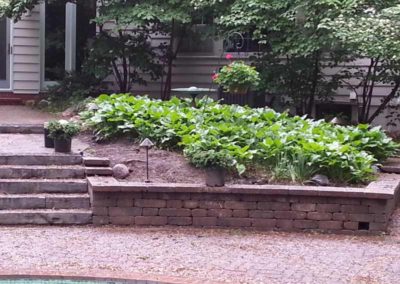 stone-capped-retaining-wall-with-stairs-004