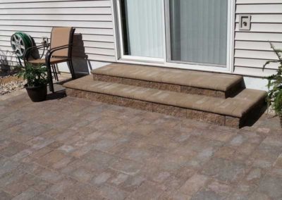 stone-paved-patio-with-capped-stone-step-001