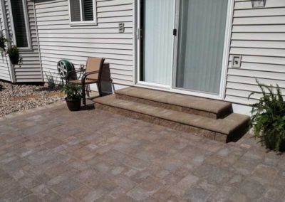 stone-paved-patio-with-capped-stone-step-002