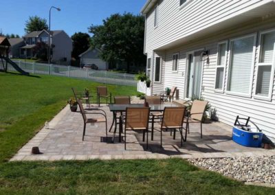 stone-paved-patio-with-capped-stone-step-003