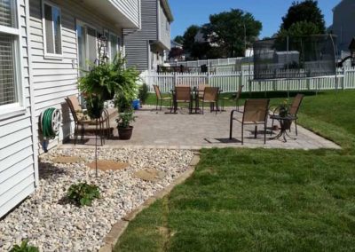 stone-paved-patio-with-capped-stone-step-004
