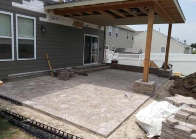 stone-paved-patio-with-custom-capped-retaining-wall-001