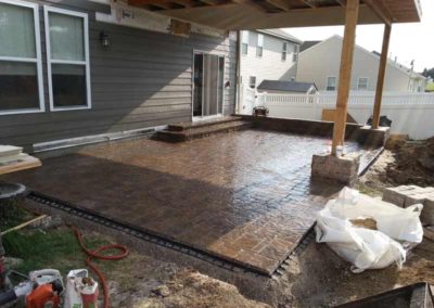 stone-paved-patio-with-custom-capped-retaining-wall-002