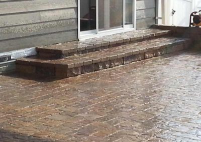stone-paved-patio-with-custom-capped-retaining-wall-003
