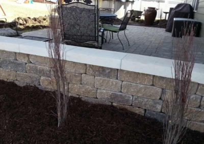 stone-paved-patio-with-custom-capped-retaining-wall-004