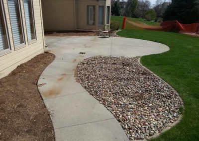 stone-retaining-wall-patio-before-004